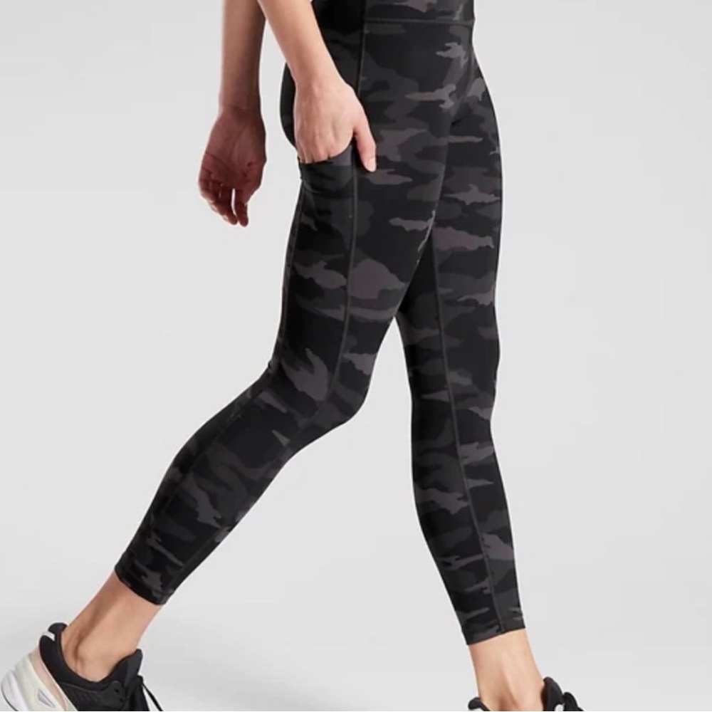 Athleta Black Camo 7/8 Leggings S